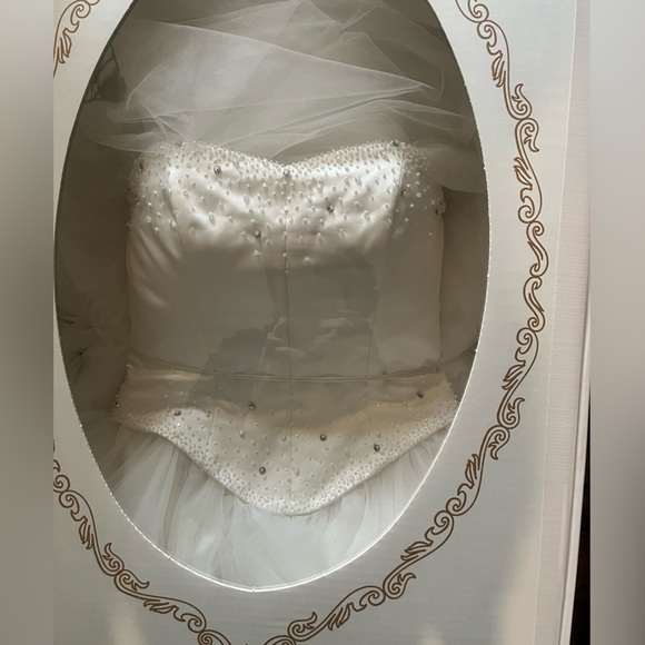 Wedding dress - Picture 1 of 10